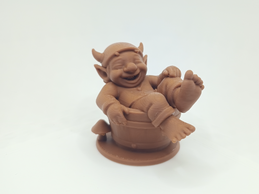 Lachender Wichtel Troll Gnom im Badezuber